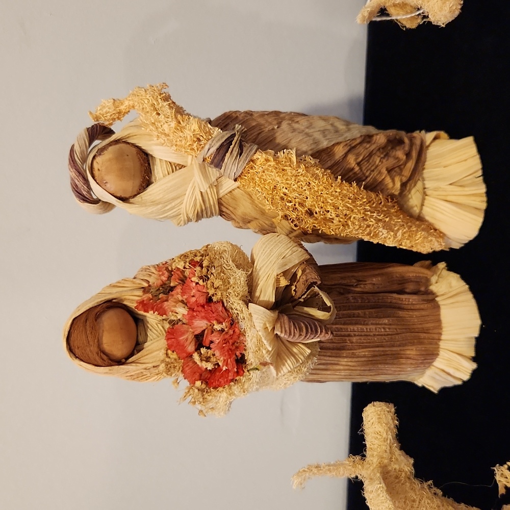 Colombian Nativity Set one of a kind made of corn hush and loofa. - Picture 4 of 7